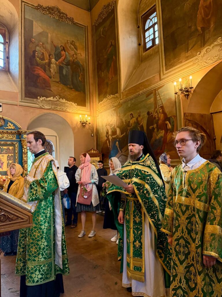 ДЕНЬ СВЯТОЙ ТРОИЦЫ