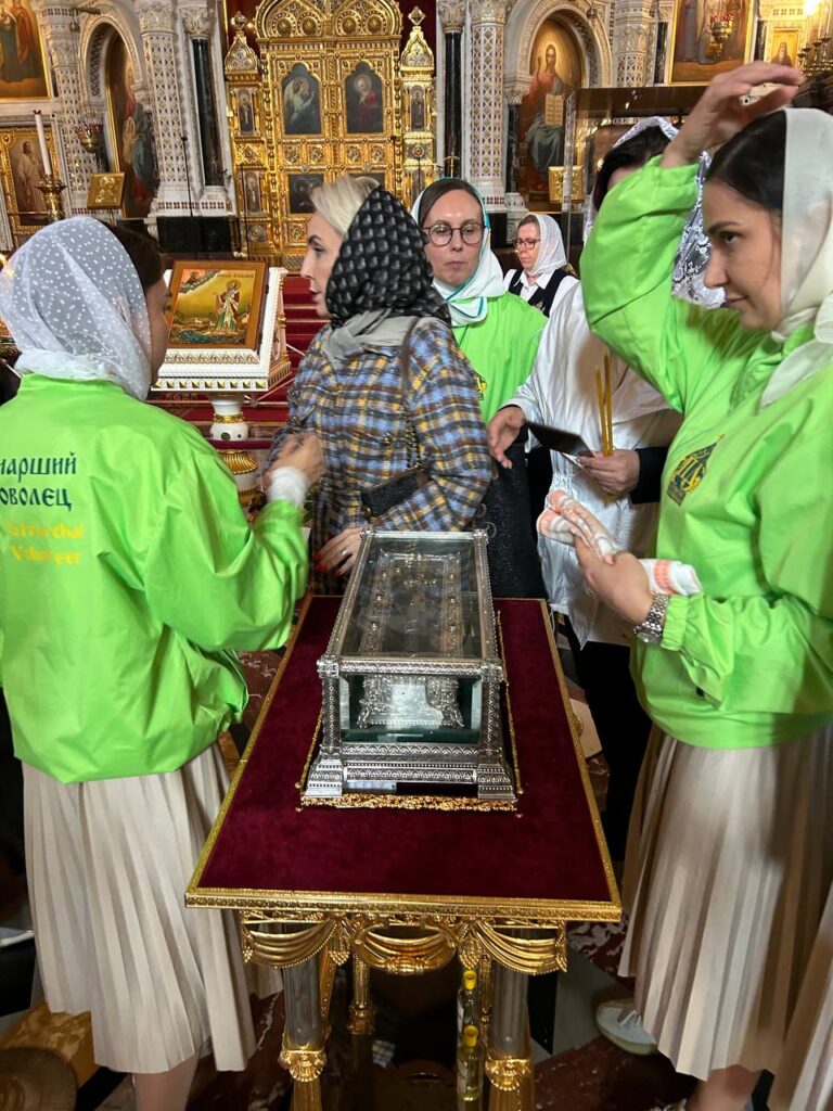 Молебен в Храме Христа Спасителя у мощей Святителя Спиридона Тримифунтского