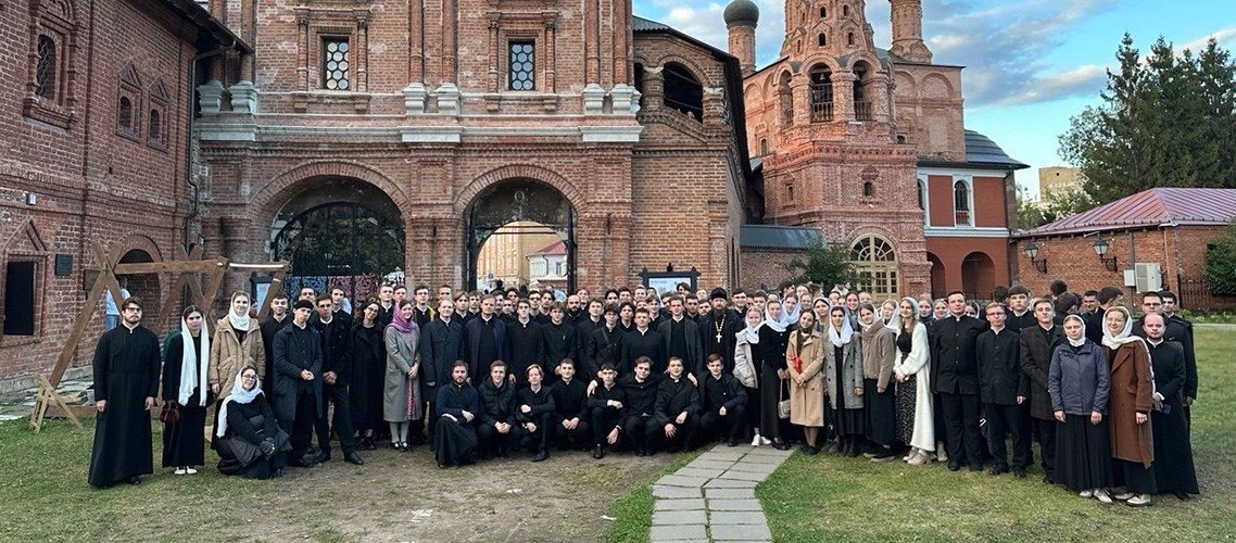 Новопоступившие студенты МДА посетили Москву и почтили ее святыни